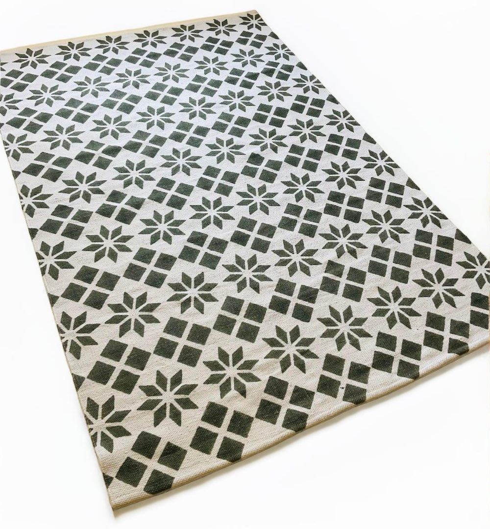 Printed PET Outdoor Rug Off White and Dark Green Geometric Pattern 120 cm x 180 cm