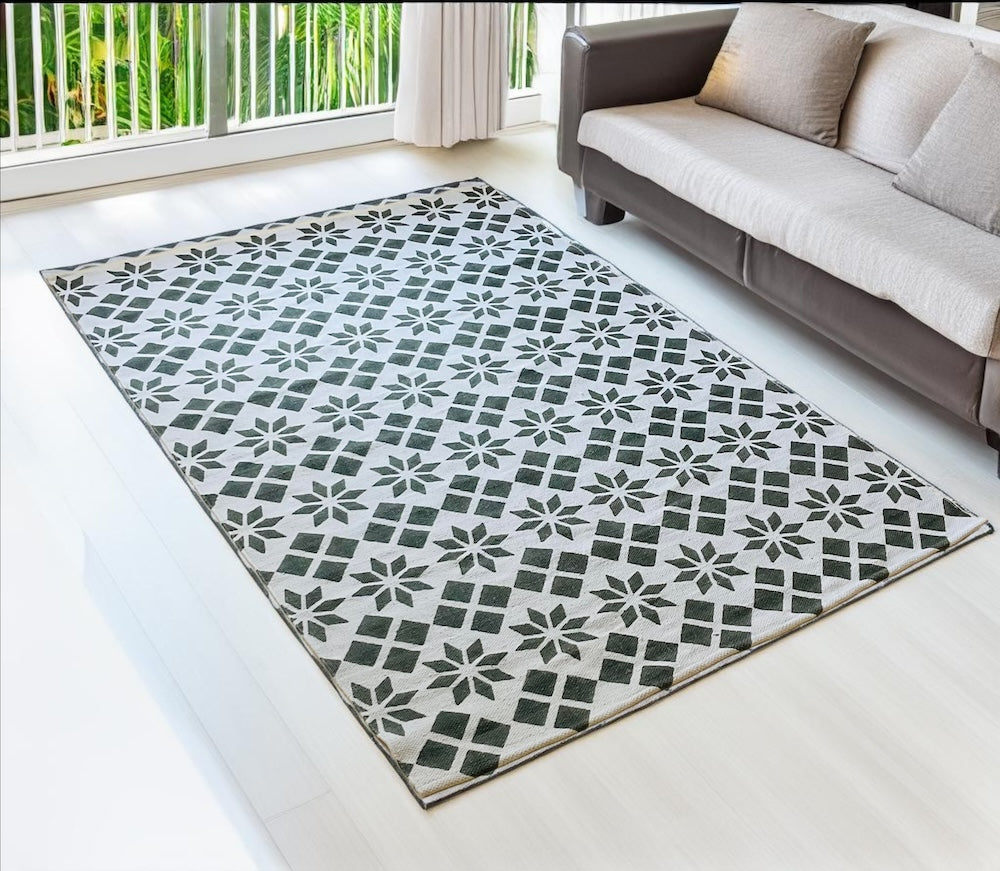 Printed PET Outdoor Rug Off White and Dark Green Geometric Pattern 120 cm x 180 cm