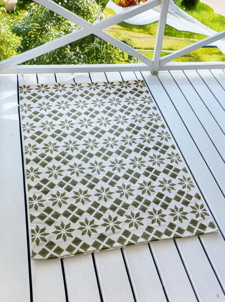 Printed PET Outdoor Rug Off White and Light Green Geometric Pattern 120 cm x 180 cm