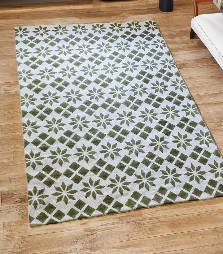 Printed PET Outdoor Rug Off White and Light Green Geometric Pattern 120 cm x 180 cm