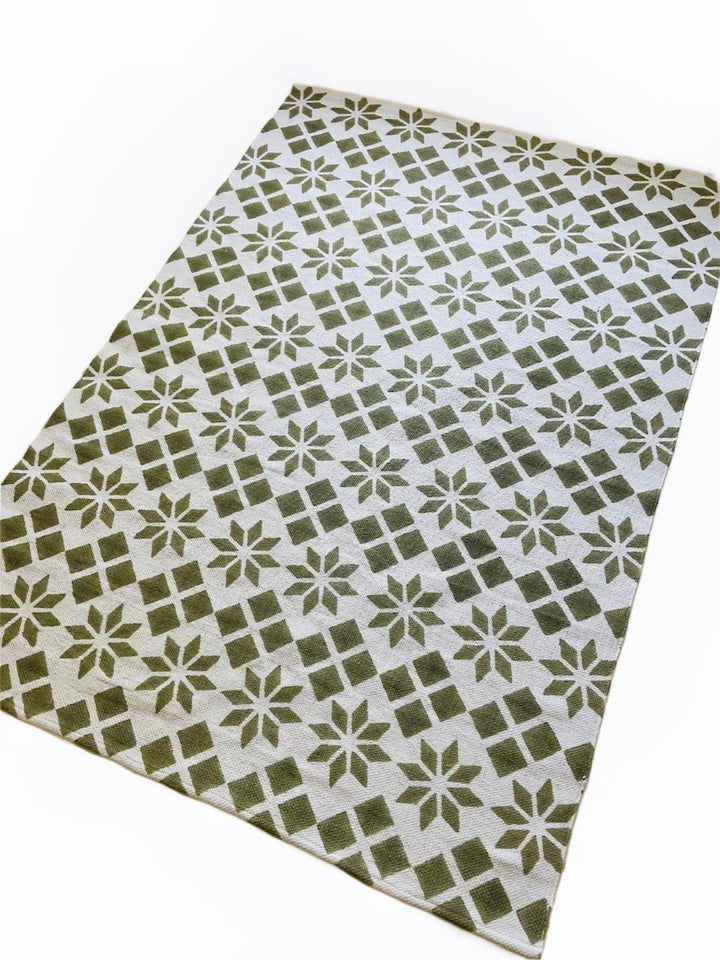 Printed PET Outdoor Rug Off White and Light Green Geometric Pattern 120 cm x 180 cm