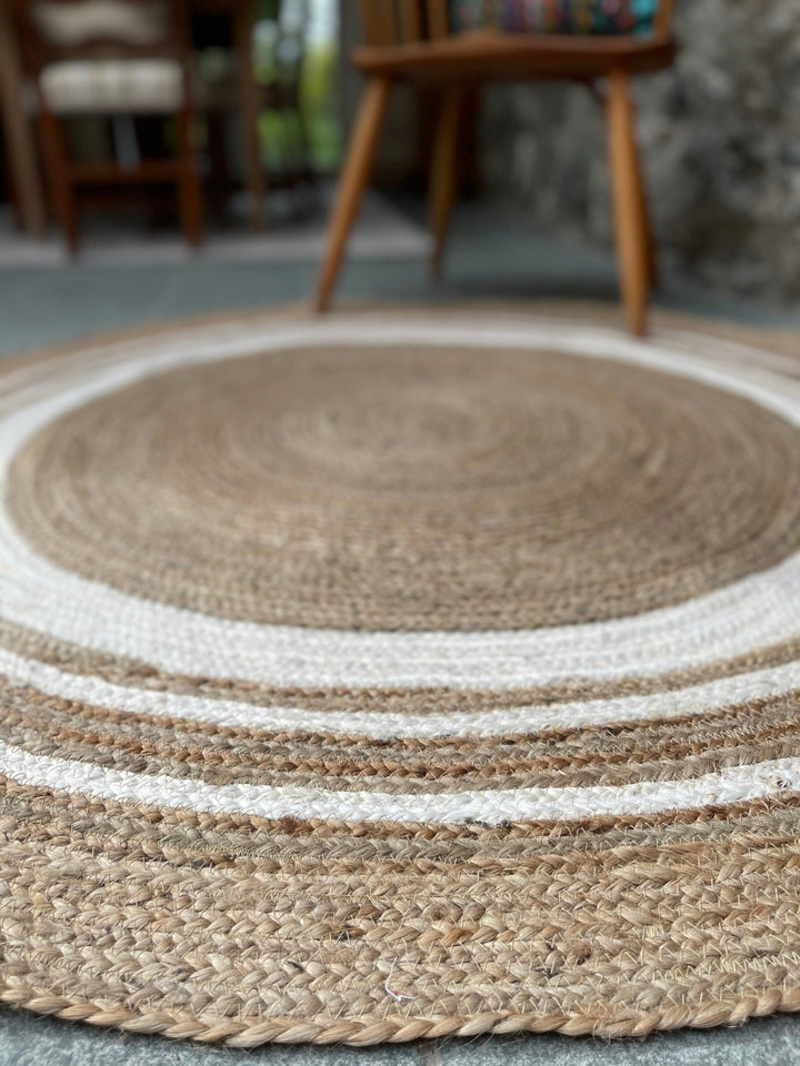 Round Jute Braided Rug With Cream Border Close Up - Second Nature Online